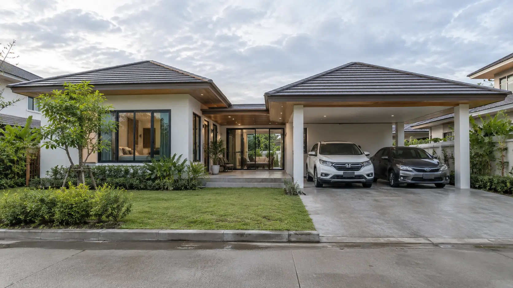 ภาพภายนอกบ้านเรือนลม บ้านสไตล์Modern Tropical พร้อมสวนและที่จอดรถ
