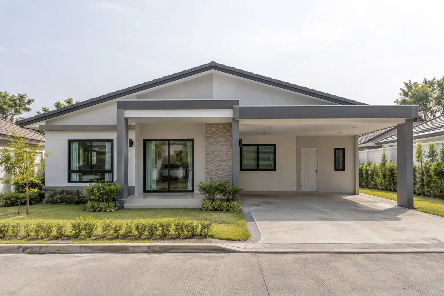 ภาพภายนอกบ้านสราญ บ้านสไตล์Contemporary Luxury พร้อมสวนและที่จอดรถ